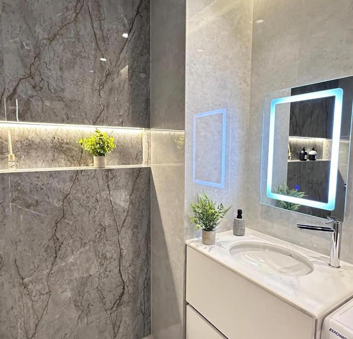 Frida Luxury Apartment Tirana 0*,